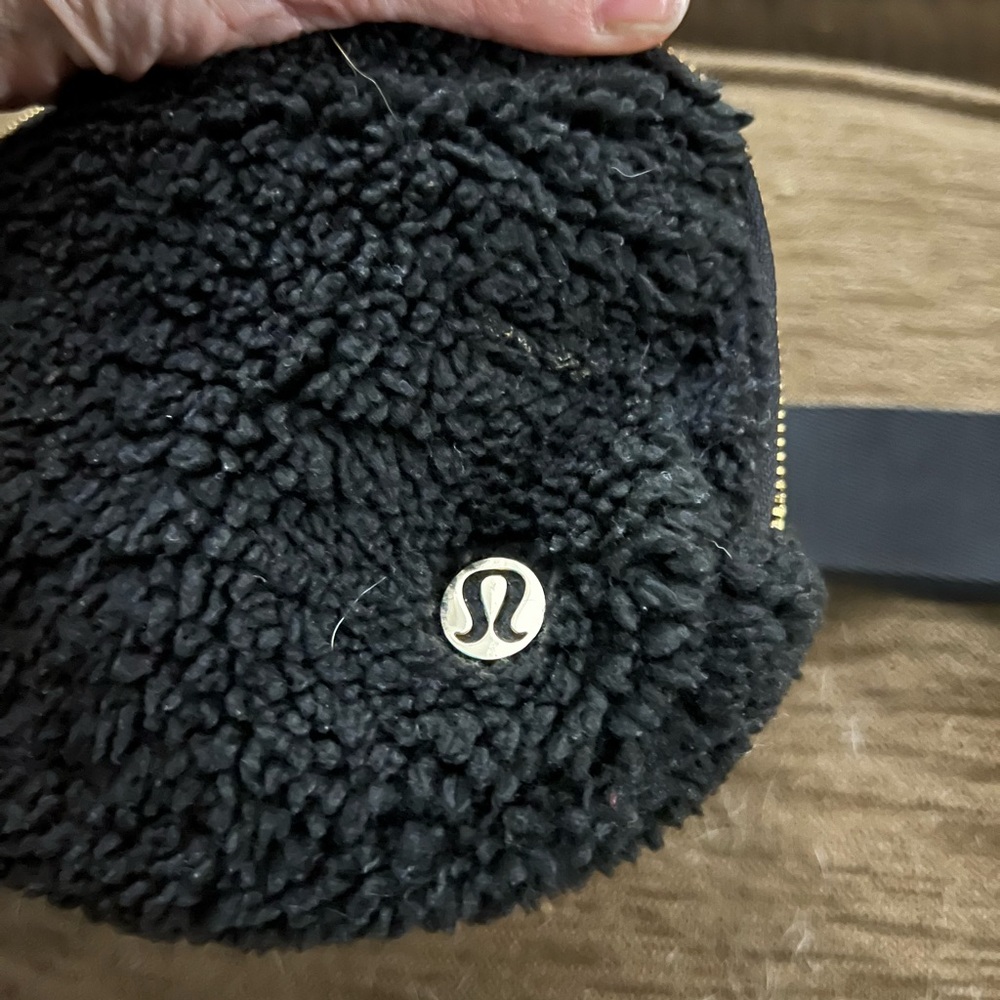 Lululemon belt bag black with gold - Picture 2 of 7
